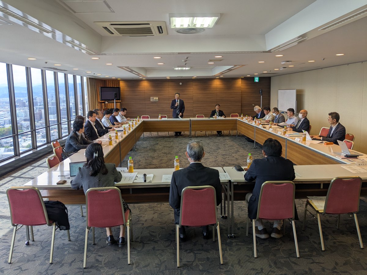 しずおか市町対抗駅伝【公式】 (@ekidenjimukyoku) on Twitter photo 5月13日の第1回実行委員会の様子です📷️
今年はチーム編成が困難な市町の負担軽減のため、参加資格の基準の変更がありました。現状の参加条件優先のもと、ゆかりのある市町からの選手の出場も可能🏃🏃♂️💨
選手の公募等は各市町HPなどでご確認ください!
#しずおか市町対抗駅伝
#駅伝 #静岡県 5月13日の第1回実行委員会の様子です📷️
今年はチーム編成が困難な市町の負担軽減のため、参加資格の基準の変更がありました。現状の参加条件優先のもと、ゆかりのある市町からの選手の出場も可能🏃🏃♂️💨
選手の公募等は各市町HPなどでご確認ください!
#しずおか市町対抗駅伝
#駅伝 #静岡県