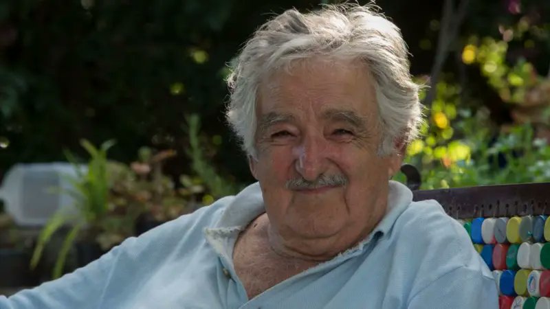 Se le escapó la vida al gran Pepe Mujica; humilde, generoso; de palabras sencillamente sabias, esperanzado en la humanidad y en la poderosa fuerza de la juventud; defensor de la vida por la vida misma; su profunda mirada seguirá guiando a una Latinoamérica renaciente y digna.