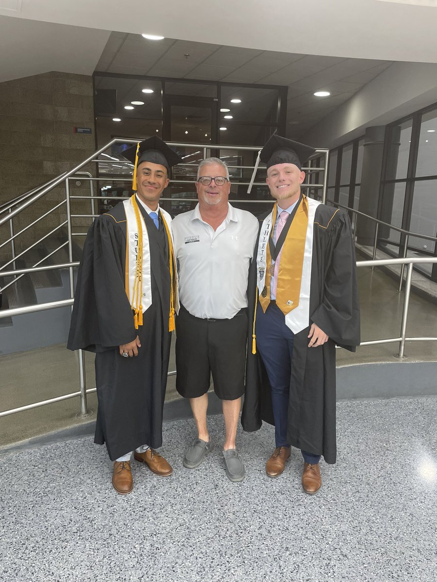 MastodonMGolf's tweet image. It was an exciting day for two outstanding student athletes. Congratulations to Jarred Bowser and Nick Holder on graduating with honors. They both will be undoubtedly fantastic Dentists. Job well done. Praying for a future filled with Love and Grace. Coach King