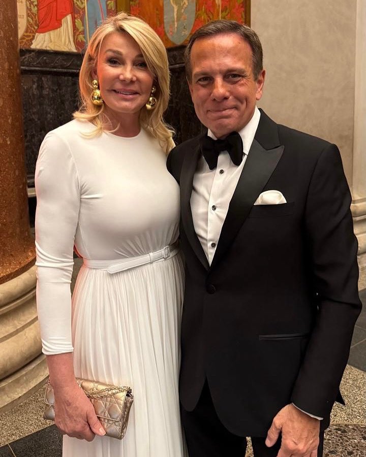 Ao lado da Bia, no “Person of the Year” 2025, no emblemático Museu de História Natural, em Nova York.
Uma noite especial que reune lideranças dos setores público e privado do Brasil e Estados Unidos. Tive o privilégio de receber o prêmio em 2016. Uma honra inesquecível.