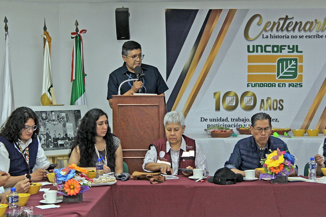 CONACCA's tweet photo. Representando al Presidente Arturo Fernández, el Vicepresidente Miguel Farías acudió a una reunión con visitantes de Brasil y FAO en la UNCOFYL #conacca #CentralesdeAbasto #abastoalimentario @AITOR12 @CdeAbastoCDMX @cedaecatepec @CATultitlan @cedachicoloapan @FAOMexico @CONACCA https://t.co/vHvYMTZZ9h