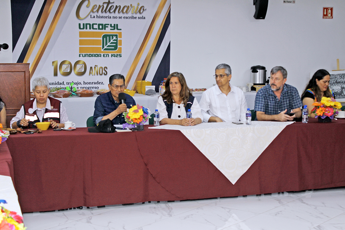 CONACCA's tweet photo. Representando al Presidente Arturo Fernández, el Vicepresidente Miguel Farías acudió a una reunión con visitantes de Brasil y FAO en la UNCOFYL #conacca #CentralesdeAbasto #abastoalimentario @AITOR12 @CdeAbastoCDMX @cedaecatepec @CATultitlan @cedachicoloapan @FAOMexico @CONACCA https://t.co/vHvYMTZZ9h