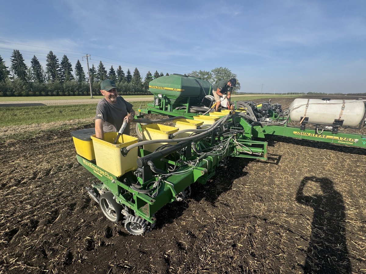 agassizmur1's tweet image. It’s been a whirlwind past few days of planting soy but planted our @AgassizSeedFarm soy demo plots this evening & a rain on them over the weekend would be ideal! Latest varieties from @DEKALB_Canada & @NSGeneticsCA. We look fwd to the results..