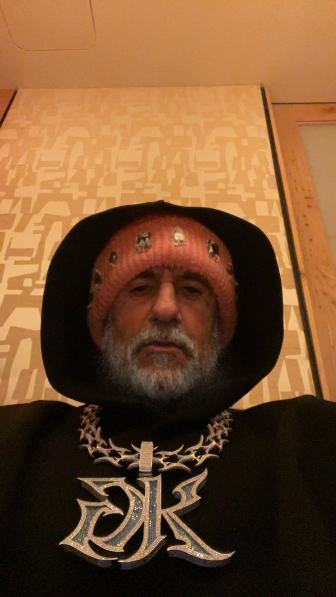 kaysan's tweet photo. How the internet portrays me https://t.co/RDQrdBhuL1