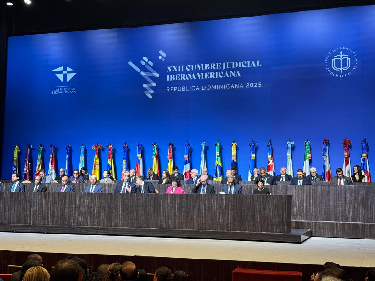 MichMuschett's tweet image. En 🇩🇴 participando como invitada especial de XXII Cumbre Judicial Iberoamericana, junto a presidentes/as de Cortes Supremas y Consejos de Judicatura.
Fortaleceremos alianzas con países de la región por justicia centrada en las personas como bisagra entre democracia y desarrollo.
