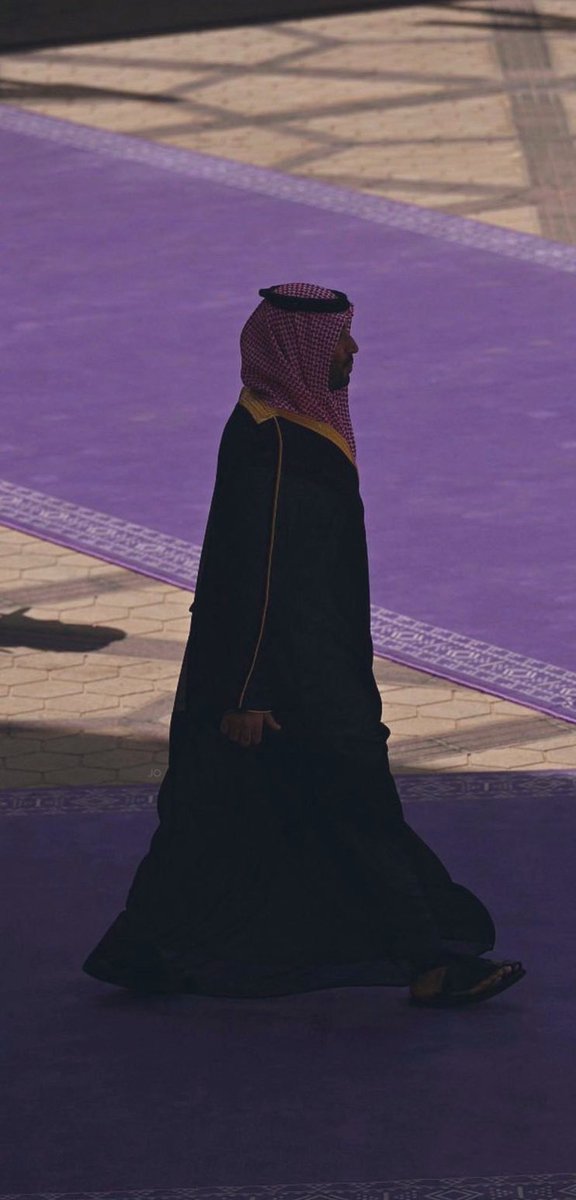 يا سليل المجد يا عالي المقامْ
يا ولي العهد يا درع السلامْ

فيك حلم المجد تمّ وتمّمَت
رؤيةٍ تبني وطن، تحمي كِرامْ

لبست المجد من رأسك لجِدّك
وارثٍ فيك الشجاعة والوسامْ

يا محمد، فيك نفخر دايمًا
سيرتك فخرٍ، وفعلك لا يُضامْ
#ياولي_العهد_يالقائد_العظيم