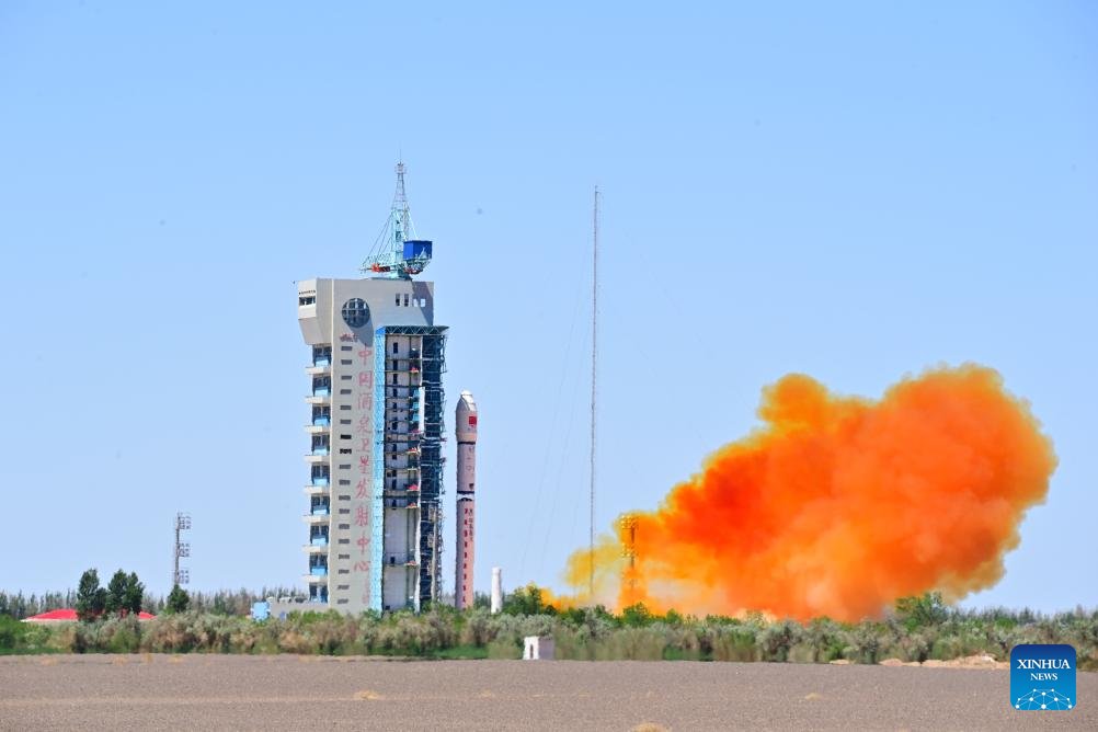 VoiceofPD's tweet image. China launched a Long March-2D carrier rocket on Wednesday, placing a #spacecomputing satellite constellation into space. The rocket blasted off at 12:12 p.m. (Beijing Time) from the Jiuquan Satellite Launch Center in northwest China.
More pics: en.people.cn/n3/2025/0514/c…
