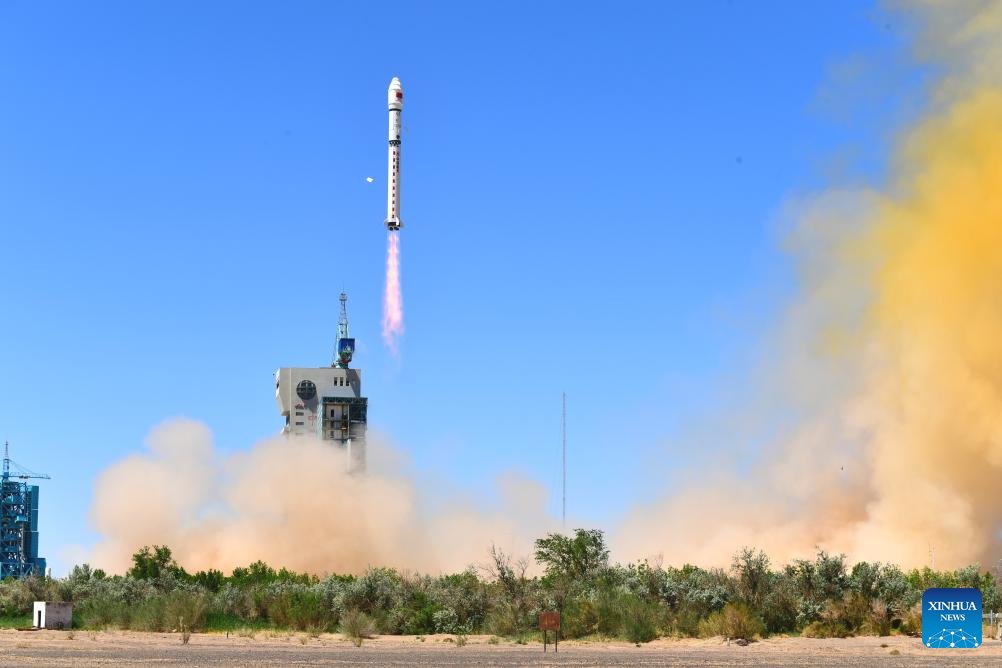 VoiceofPD's tweet image. China launched a Long March-2D carrier rocket on Wednesday, placing a #spacecomputing satellite constellation into space. The rocket blasted off at 12:12 p.m. (Beijing Time) from the Jiuquan Satellite Launch Center in northwest China.
More pics: en.people.cn/n3/2025/0514/c…