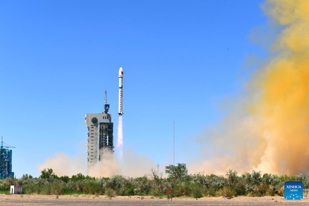 VoiceofPD's tweet image. China launched a Long March-2D carrier rocket on Wednesday, placing a #spacecomputing satellite constellation into space. The rocket blasted off at 12:12 p.m. (Beijing Time) from the Jiuquan Satellite Launch Center in northwest China.
More pics: en.people.cn/n3/2025/0514/c…