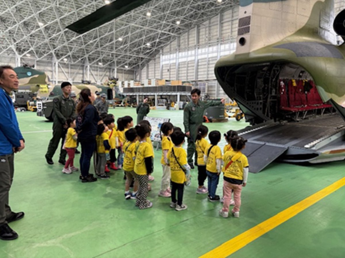 ASDF_ARW's tweet image. <春日基地見学対応>
令和7年4月23日、春日基地において、保育園の園児達を招いて基地見学が行われ、春日ヘリコプター空輸隊がCH-47Jの見学対応をしました。園児達はその後、消防小隊を見学しました。
#航空救難団 #春日ヘリコプター空輸隊 #CH47J #春日基地