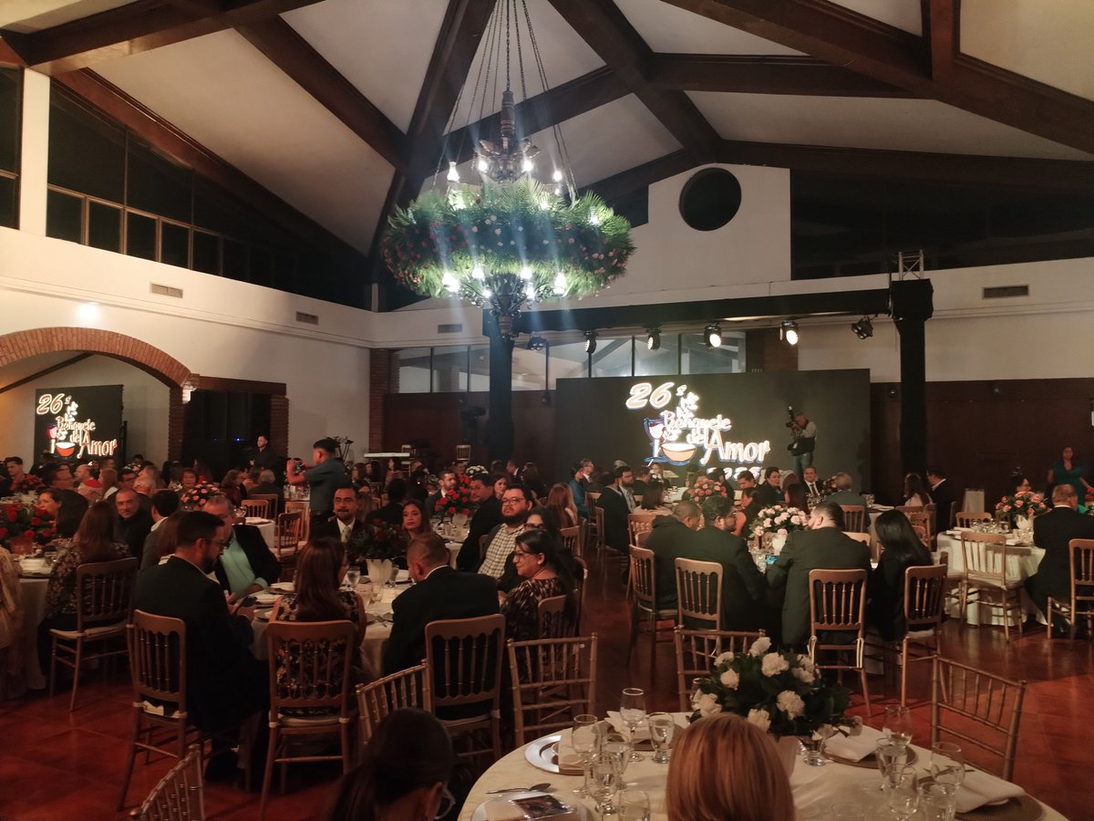 LPGFama+ (@lpgfama) on Twitter photo La Asociación Ágape de El Salvador (<a href="/agapeelsalvador/">Agape de El Salvador</a>) realiza su 26° Banquete del Amor, esta noche en la Hacienda de los Miranda. El evento busca recaudar fondos para continuar con la labor social de la asociación.
Fotos: José Molina/LPG La Asociación Ágape de El Salvador (<a href="/agapeelsalvador/">Agape de El Salvador</a>) realiza su 26° Banquete del Amor, esta noche en la Hacienda de los Miranda. El evento busca recaudar fondos para continuar con la labor social de la asociación.
Fotos: José Molina/LPG
