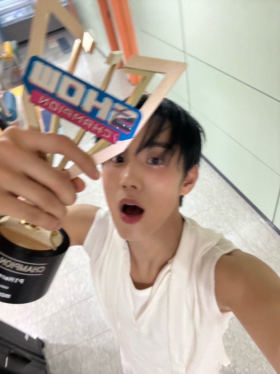 멋진 1위 선물해주셔서 감사해요 피스❤️🥇
항상 안보이는곳에서도 저희를 위해 애쓰는 피스를 알기에 더욱 소중한 상인것 같아요 앞으로도 더 멋진상들 피스들한테도 선물해줄수있는 더욱 자랑스러운 가수가 되겠습니다!!! 고마워여✌️🧩

#P1Harmony #INTAK