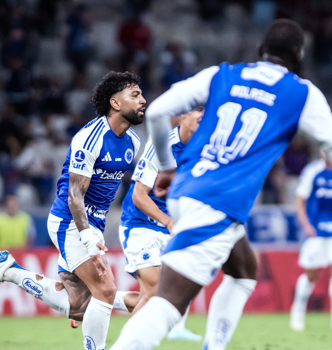 acervodocec's tweet photo. olha como esse time correu pra virar esse jogo que não valia NADA 

olha como o gabigol comemorou esse gol

todos eles se abraçando e comemorando muito

jardim tem o grupo nas mãos, ele mudou a mentalidade dos caras 

FODAS SULAMERICANA 

VAMOS CRUZEIRO https://t.co/AtYbh9lslg