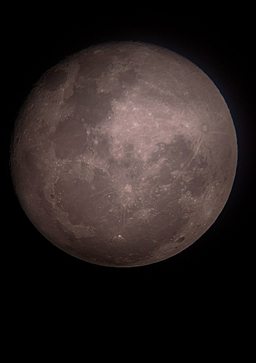 Gibosa menguante tomada anoche con un telescopio 200-1000 un ocular de 20 mm y un celular en una noche de observación do de tuvimos más de 300 estudiantes del Profesorado.