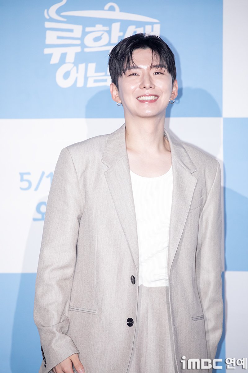 imbcenews's tweet photo. [포토] 기현, 전역 후 첫 예능 대환영 
#류학생어남선 #몬스타엑스 #MONSTA_X #기현 #KIHYUN
#티캐스트 #E채널 #제작발표회_250515 [iMBC연예]

‘류학생 어남선’(류남생)은 먹고 배우고 완성하라'는 슬로건으로 류수영 윤경호 기현이 함께 현지로 떠나 세계의 낯선 요리를 배우고 해외의 '킥'을 넣어 요리를 완성하는 예능 프로.

오는 17일 오후 5시 20분 첫 방송.

⬇️고화질 Click Plz⬇️
https://t.co/83gaepgKGN