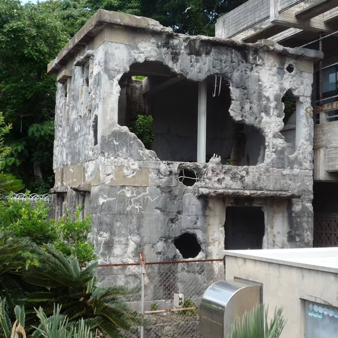 【今日は沖縄の本土復帰記念日53年】 

沖縄戦の爪痕…

砲弾や無数の機関砲をあびた穴等が見られます。
沖縄戦から復興した一方、過重な基地負担など変わらない現実も横たわる。名護市辺野古の米軍新基地建設や、自衛隊の配備強化も進み、「新たな戦前」が懸念されている。