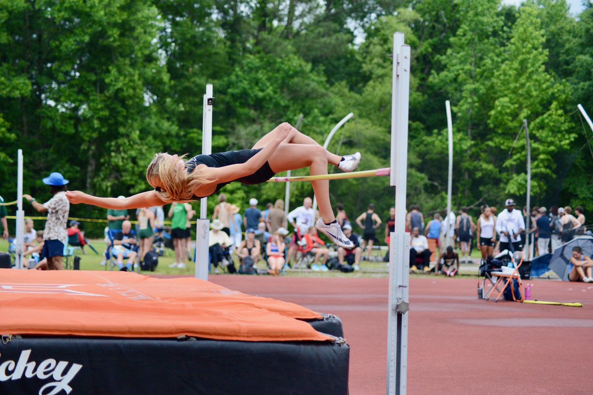 LydieVarnadore's tweet image. First heptathlon in the books! Competed with 61 girls in the @AHSAAUpdates 1A-7A state Heptathlon and finished 3rd with a score of 4240! 🥉