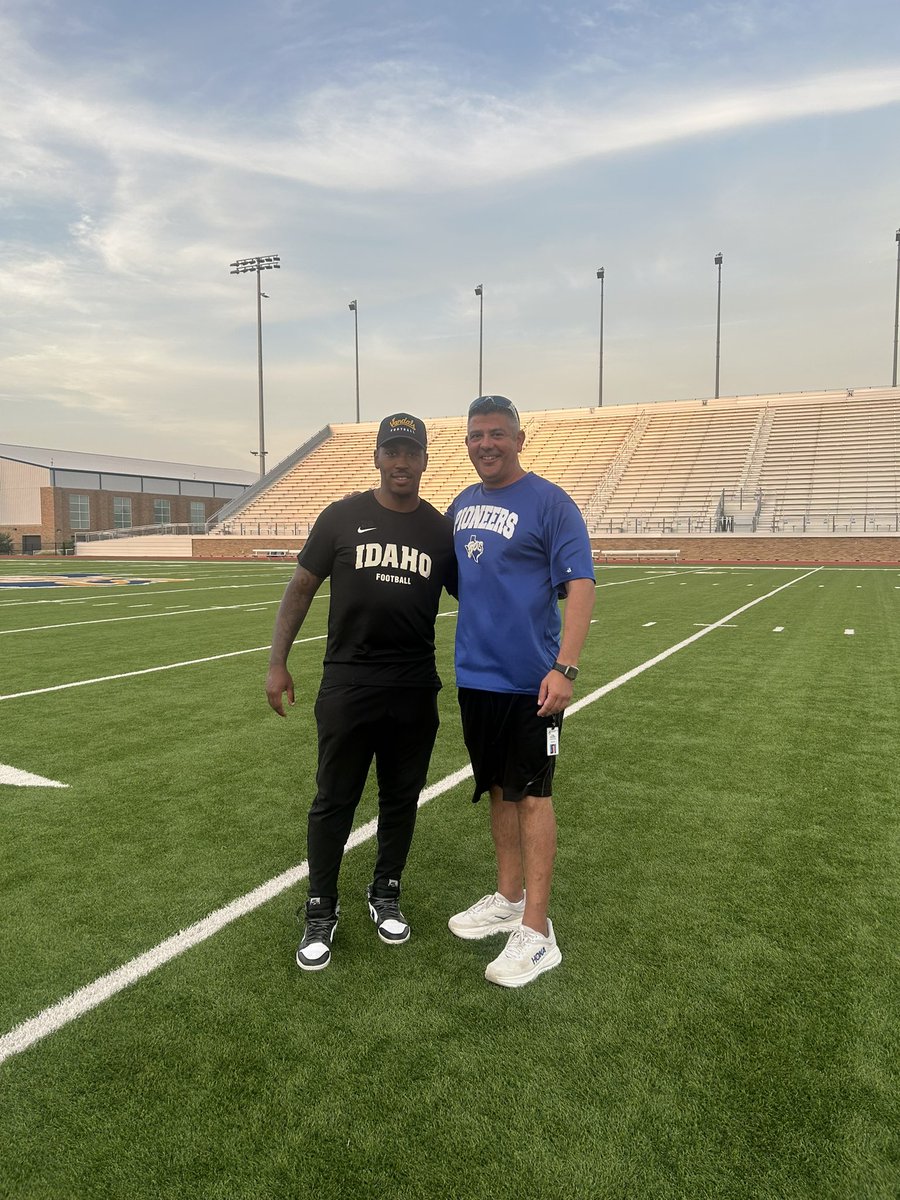 Great seeing one of my high school coaches out on the recruiting trail—full circle moment. My guy Coach Emerson 💪🏾