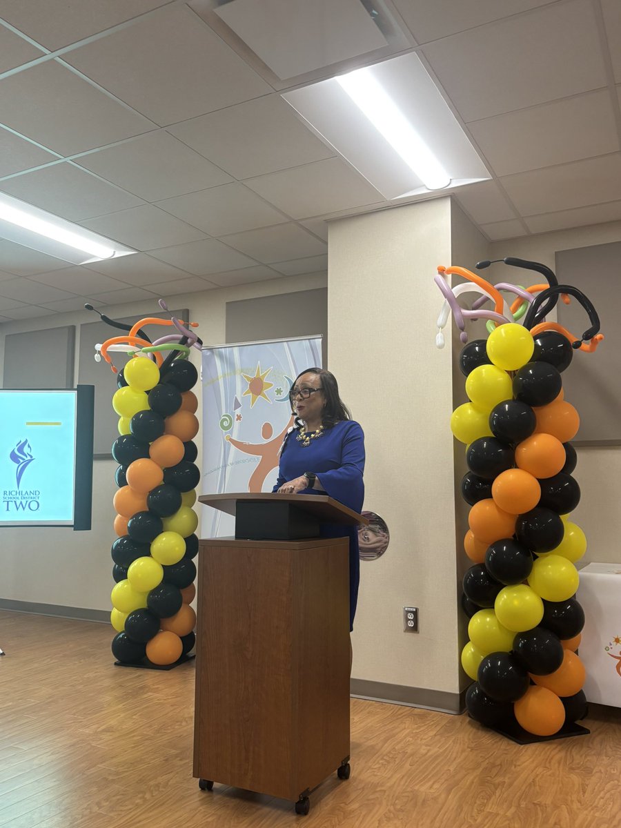 partneR2gether's tweet photo. What a way to start graduation season! Congratulations to our @RichlandTwo interns who graduated from @ProjectSEARCHHQ ! We couldn’t do it without  our @LexMedCtr partners. #futureready https://t.co/BLhJcc9gbP