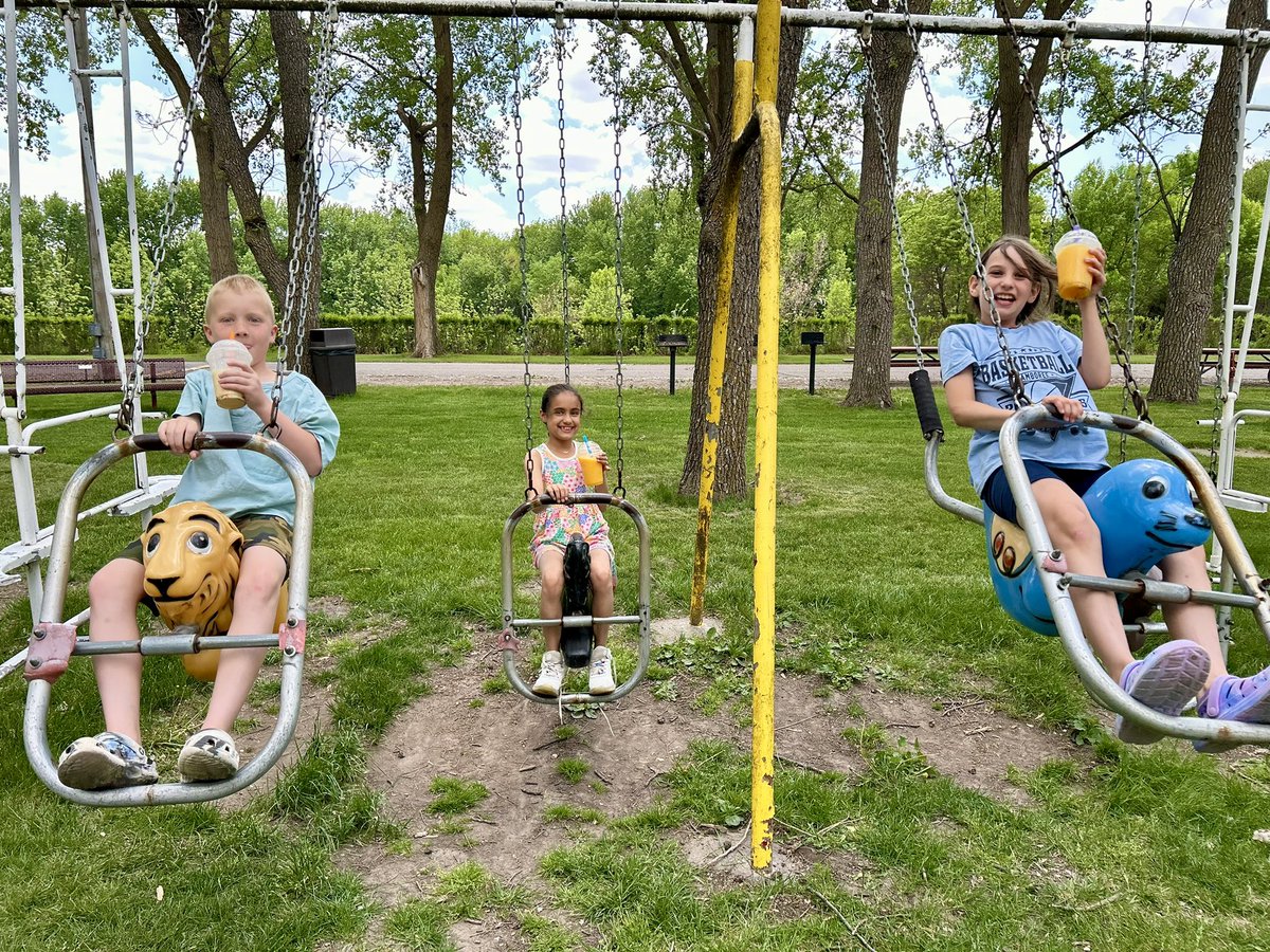 Rachelbranting3's tweet photo. These three met their AR goal every month this school year! 👊🏼 They earned a smoothie and park time this afternoon! Very proud of them for completing this difficult task! 💙 @CrossCounty1 https://t.co/0DEiMlfA1s