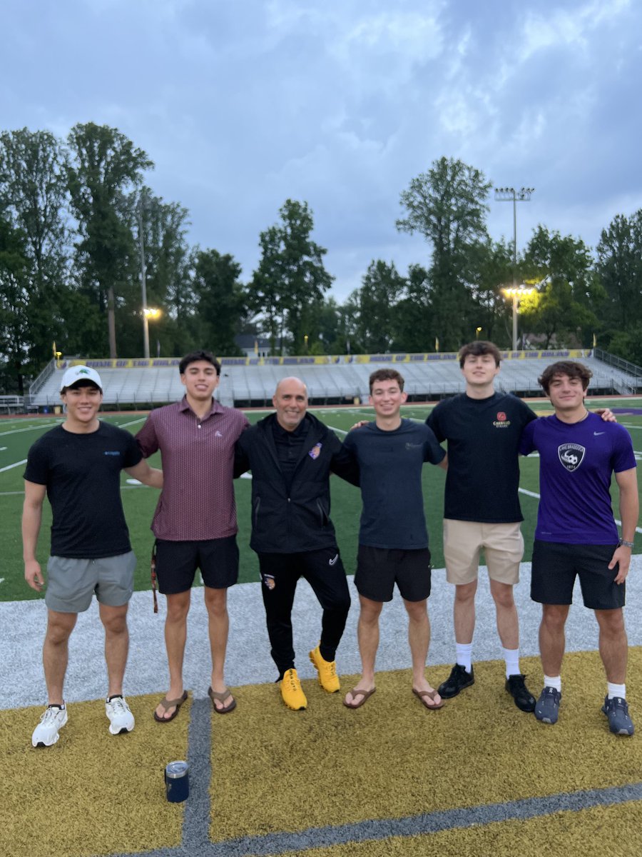 It’s always good to have alumni come back to see your and the team they represented. ⁦<a href="/LBathletic/">LB Bruins Athletics</a>⁩  #bruinpride