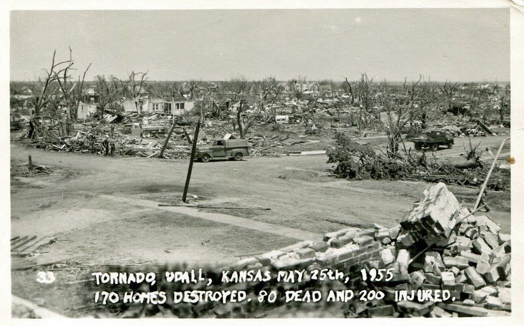weather_history's tweet photo. May 25, 1955:

A pair of nighttime F5s devastated Blackwell, Oklahoma and Udall, Kansas. The two tornadoes were spawned by a cyclic cell and moved on northward paths. Hundreds of buildings in both towns were destroyed. 100 people were killed and over 500 were injured.

#wxhistory https://t.co/jz1pb3j99m