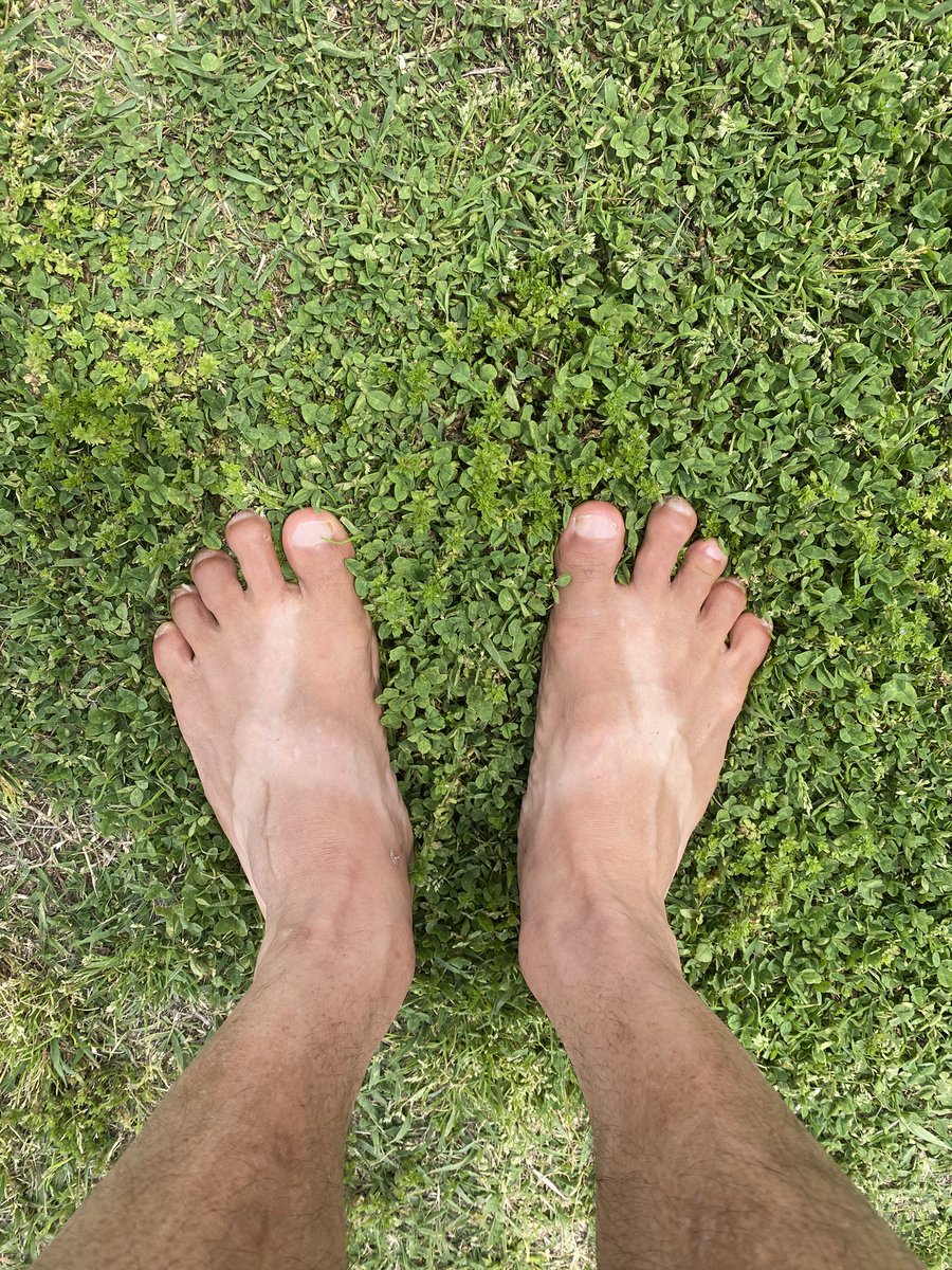 kintsuzuike's tweet image. 365日ワラーチ生活してると、すでにサンダル焼け😆

ワラーチの良さの一つは、芝生を見つけたらすぐに裸足になれること。

もちろんアイシングも効果的です。