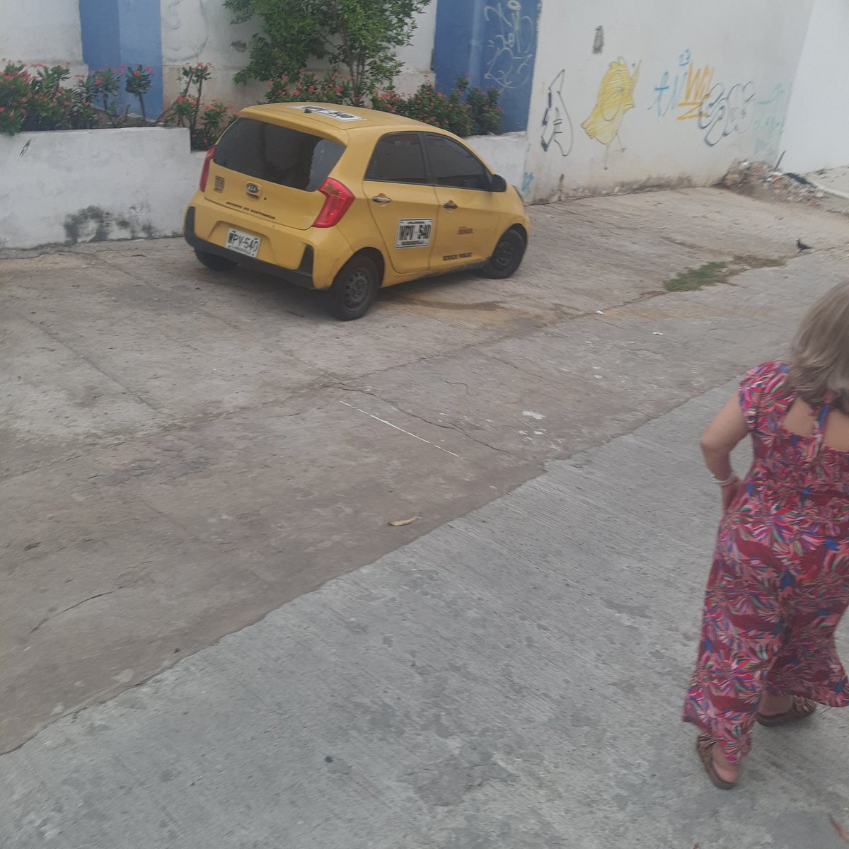 camiloigomez's tweet photo. @alcaldiabquilla @AtlanticoEmi @ControlUrbanoBq  el pasaje peatonal entre 43 y 43B invadido de taxis viejos la autiridad brilla por su ausencia @PoliciaBquilla  pasa pen moto no dice nada @AlejandroChar ayudenos a arreglar este pasaje peatonal queda entre la 84 y 85 https://t.co/OmajjDiZv3