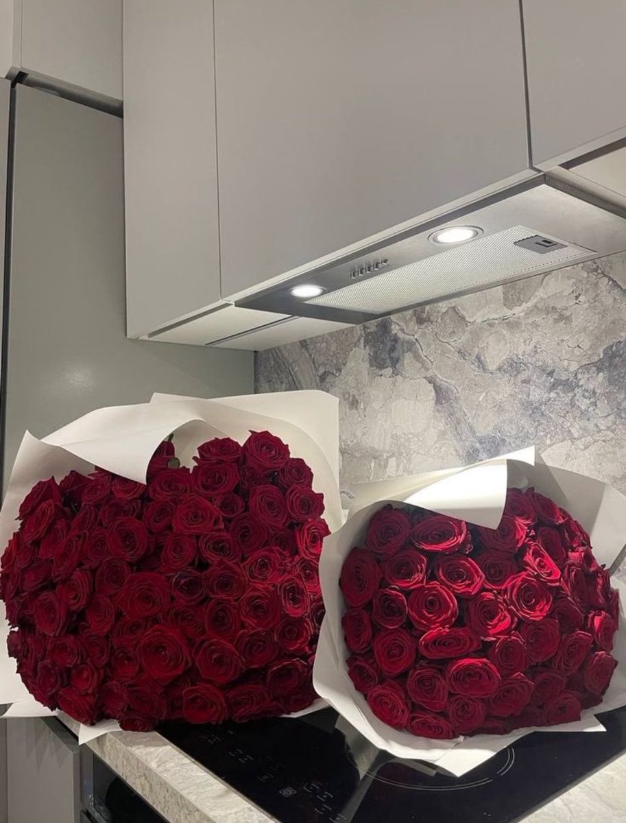 i3Moment's tweet image. Red roses