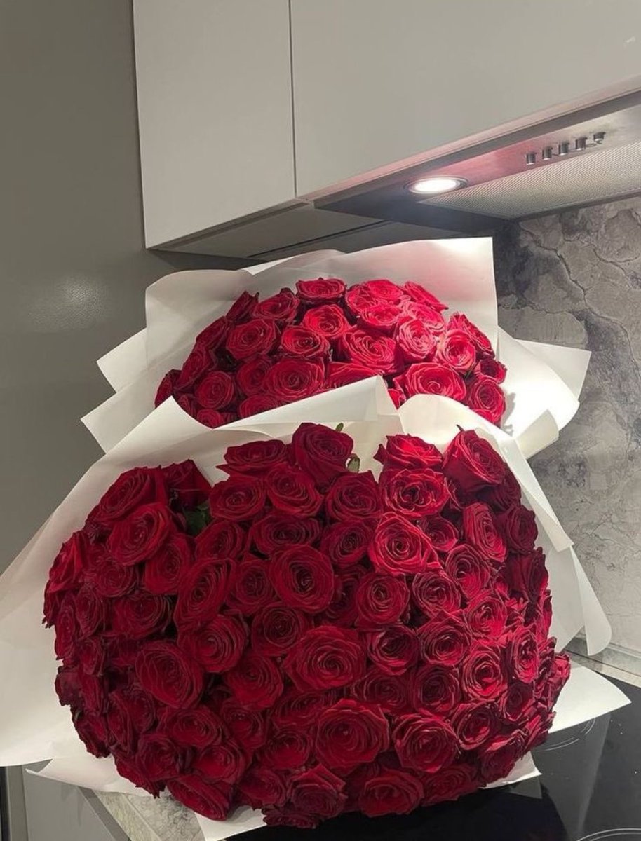 i3Moment's tweet image. Red roses