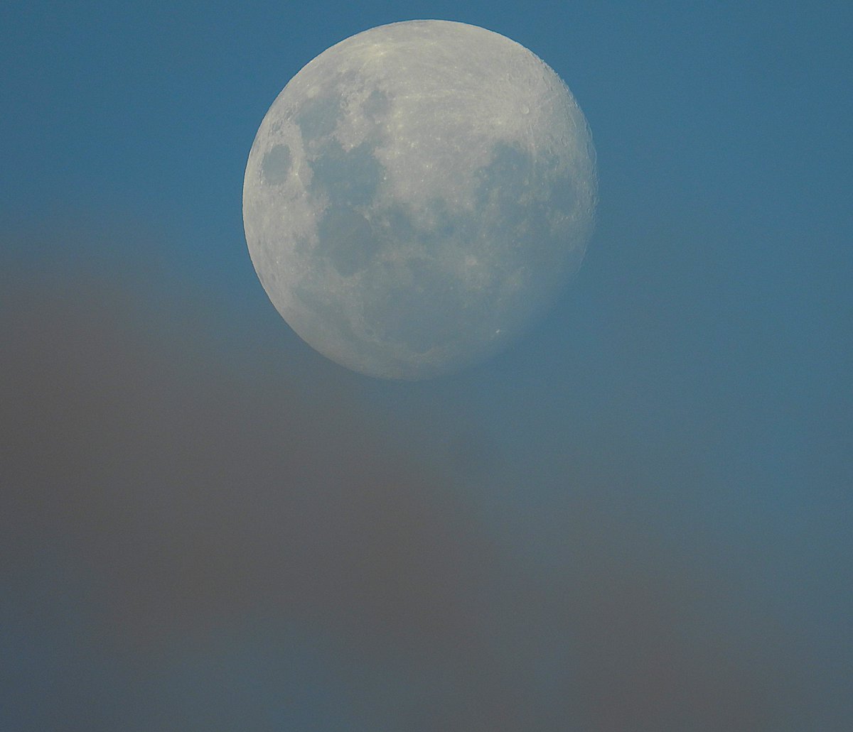 CherScheff's tweet photo. When the clouds hide the Moon... 

May Moonrise at sunset time
#Sydneyskies https://t.co/owslQqBLJy