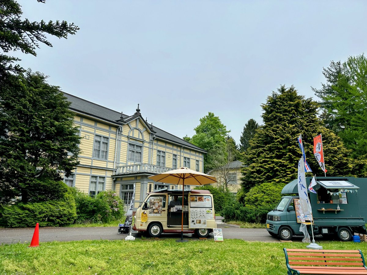Iwate_Univ_PR's tweet photo. 農業教育資料館前は、多くのキッチンカーで賑わっています🚙
本日16時まで営業しておりますので、ぜひご利用ください🍴
#岩手大学　#キッチンカー https://t.co/nFeN8XFqDC