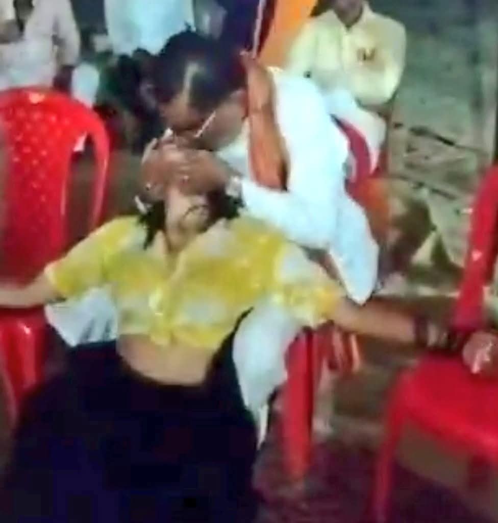 आजकल देख रहे है कि नाचते-नाचते कितने ही जनों को दिल का दौरा पड़ा है और कई जन मौका-ए-जगह ही हलाक़ हो गए है..! 

ऐसे ही एक डांसर जो श्री बब्बन सिंह रघुवंशी जी के यहाँ शादी में डांस करने आई थी वो ऐसे ही डांस करते-करते लड़खड़ा के गिर पड़ी.. किसी को कुछ समझ आता उससे पहले मानवता का