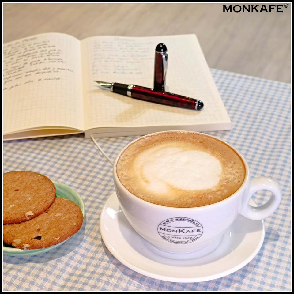 Monkafe_Inca's tweet image. Cuando escribimos, tenemos al café como un aliado inseparable, porque una taza de buen café despierta la inspiración, las emociones y las vivencias que, plasmadas en papel, se transforman en un testimonio perdurable. ¡Feliz jueves! #NotebookDay #DíaDelCuaderno #DíaDeLaLibreta