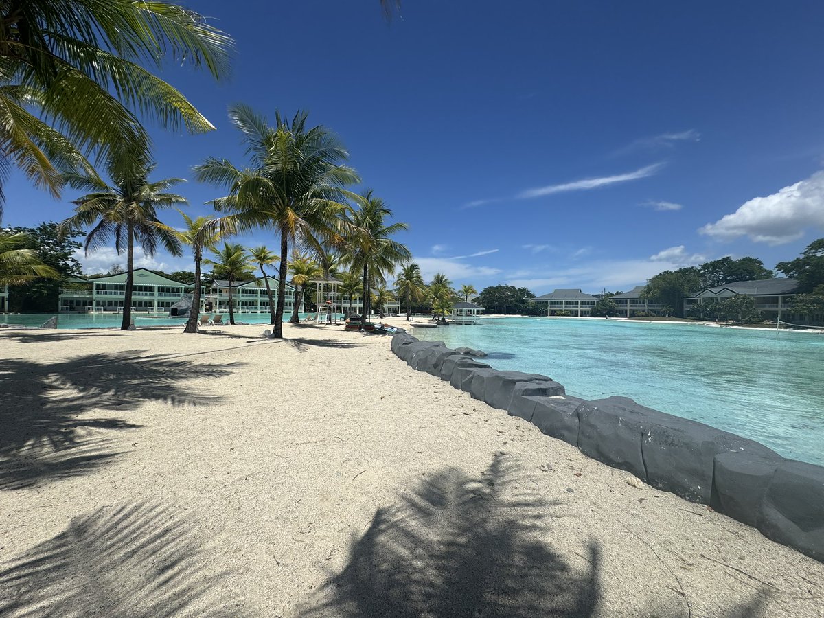 Perfect escape. ☀️🌊 #BeachBliss #NatureLovers #Paradise