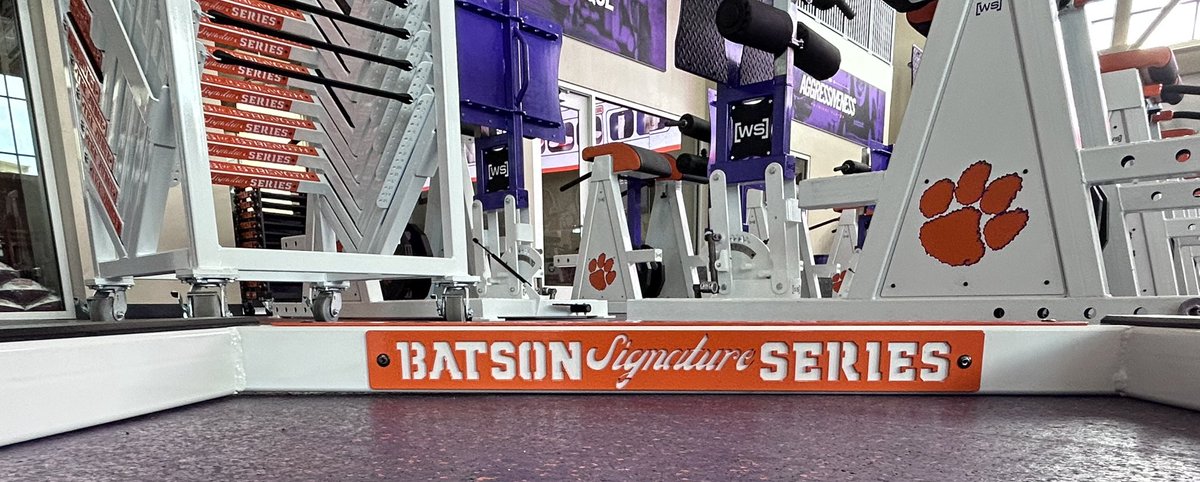 willsstrength's tweet image. “The Judge” - presenting the Batson Signature Series piece!
The verdict is some need to squat deeper! Thank you Coach Joey Batson and Clemson University.
@DrCOACHStrong
@hdabernethy
@CoachBatson