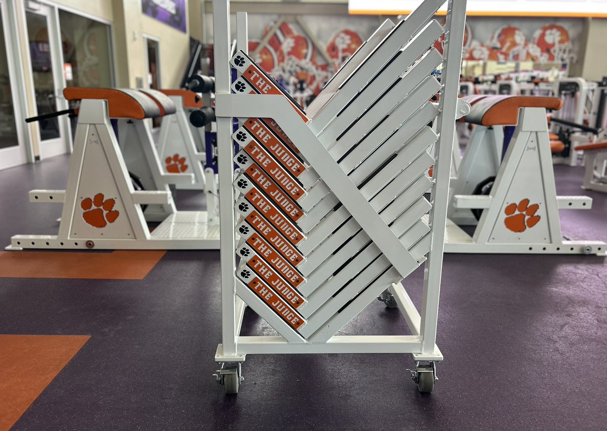 willsstrength's tweet image. “The Judge” - presenting the Batson Signature Series piece!
The verdict is some need to squat deeper! Thank you Coach Joey Batson and Clemson University.
@DrCOACHStrong
@hdabernethy
@CoachBatson