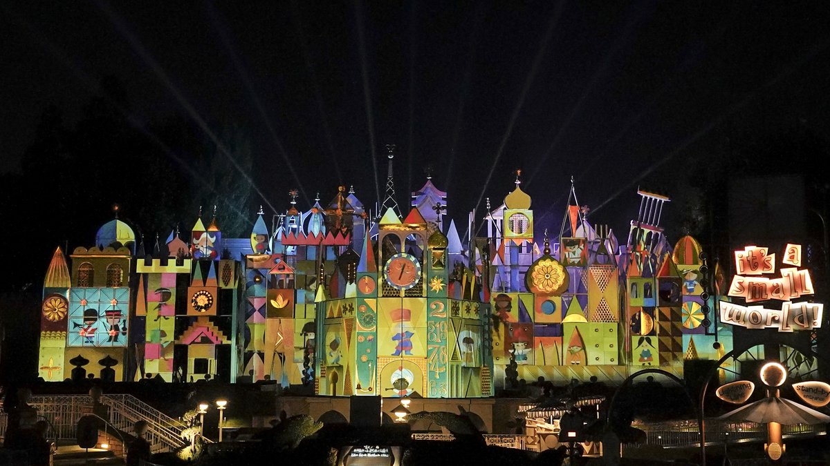 カリフォルニア ディズニーランド・リゾート70周年のお祝いに登場する