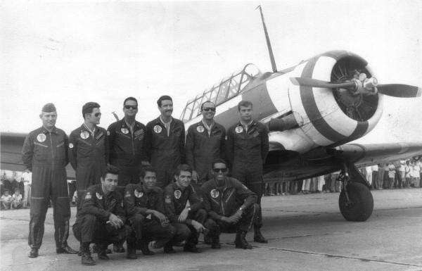 sentandoapua's tweet photo. Esquadrilha da Fumaça celebra 73 anos de história, tradição e acrobacias - Força Aérea Brasileira - https://t.co/oZE9JI5lHJ

#FAB #EDA #FumaçaJá #EsqaudrilhaDaFumaça #73anos @fab_oficial @eda_oficial https://t.co/X41s8sxPL5