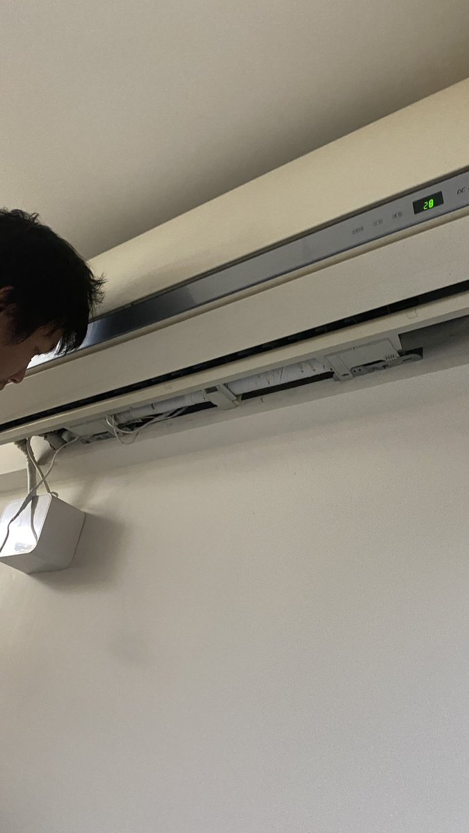 lin_aliya's tweet photo. 5.13.2025 終於把排水器裝好了，耗時3天，請假2次。排水器固定器只鎖了一個螺絲，師傅說一顆螺絲承載力就夠了，這樣就不用再鑽新的洞。 https://t.co/mjwq85f6DC