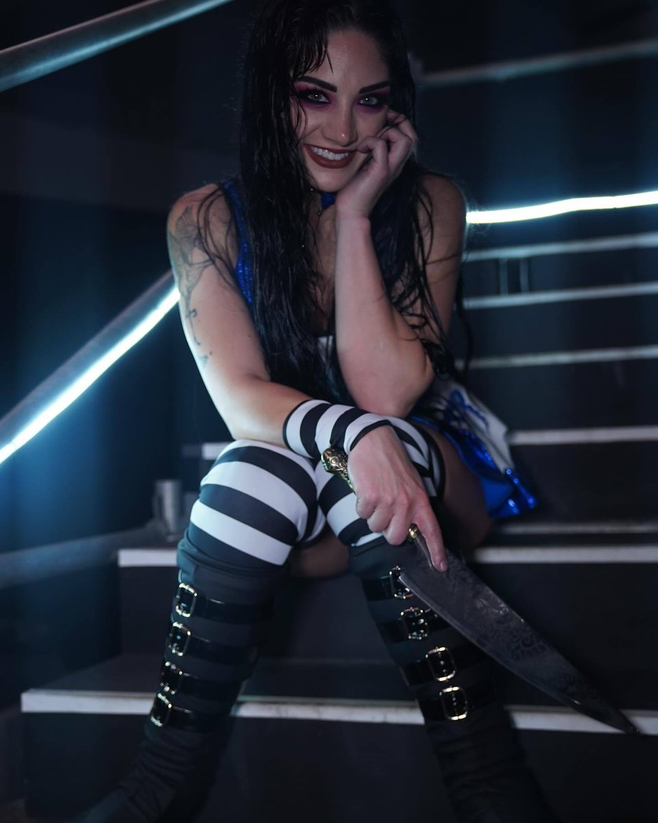 Careful now, she's got a knife..

And with an already unstable mind, makes her all the more dangerous. 🖤🔪