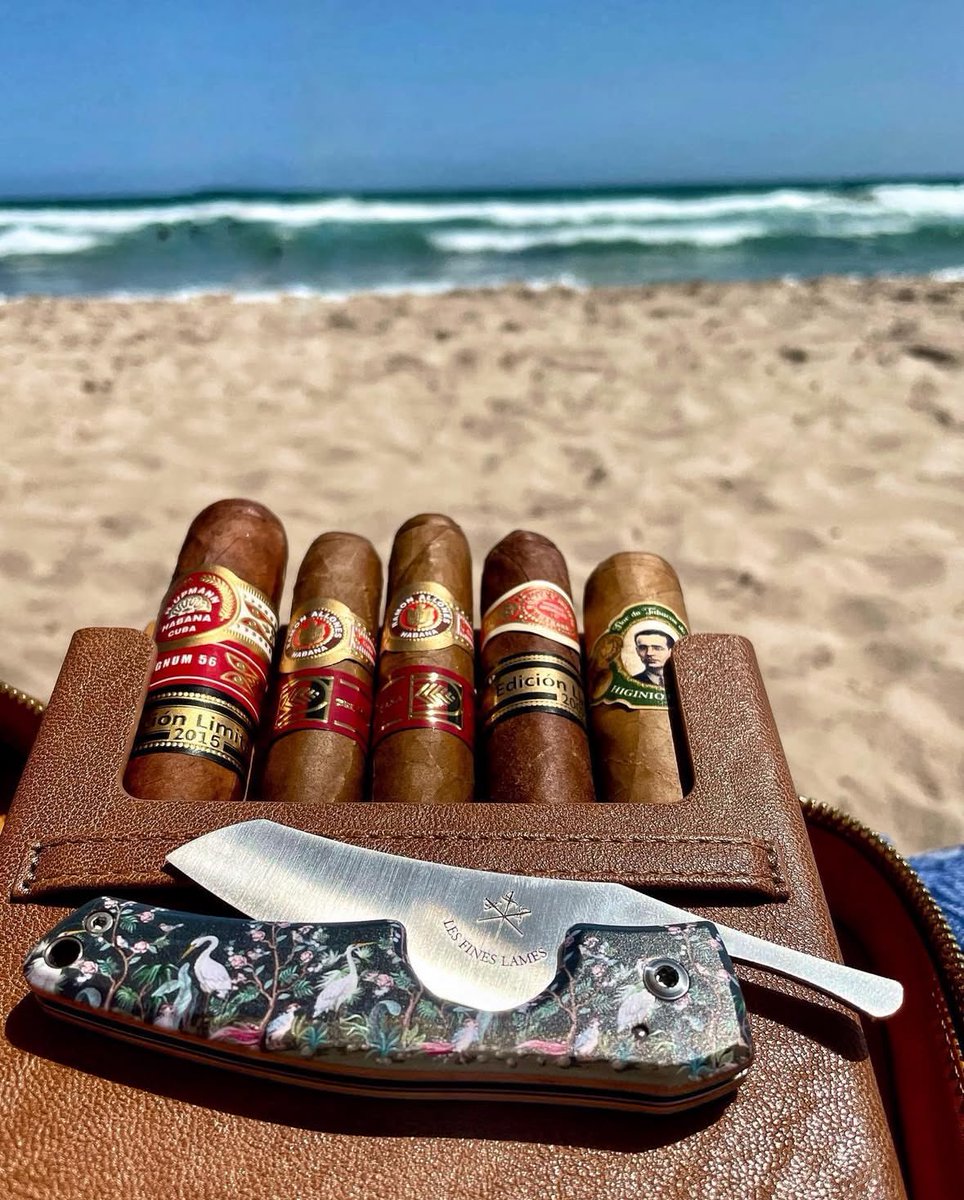 There is no better way to spend my days off than with cigars, beach 🏖️ 
Would you love to try some?🥰