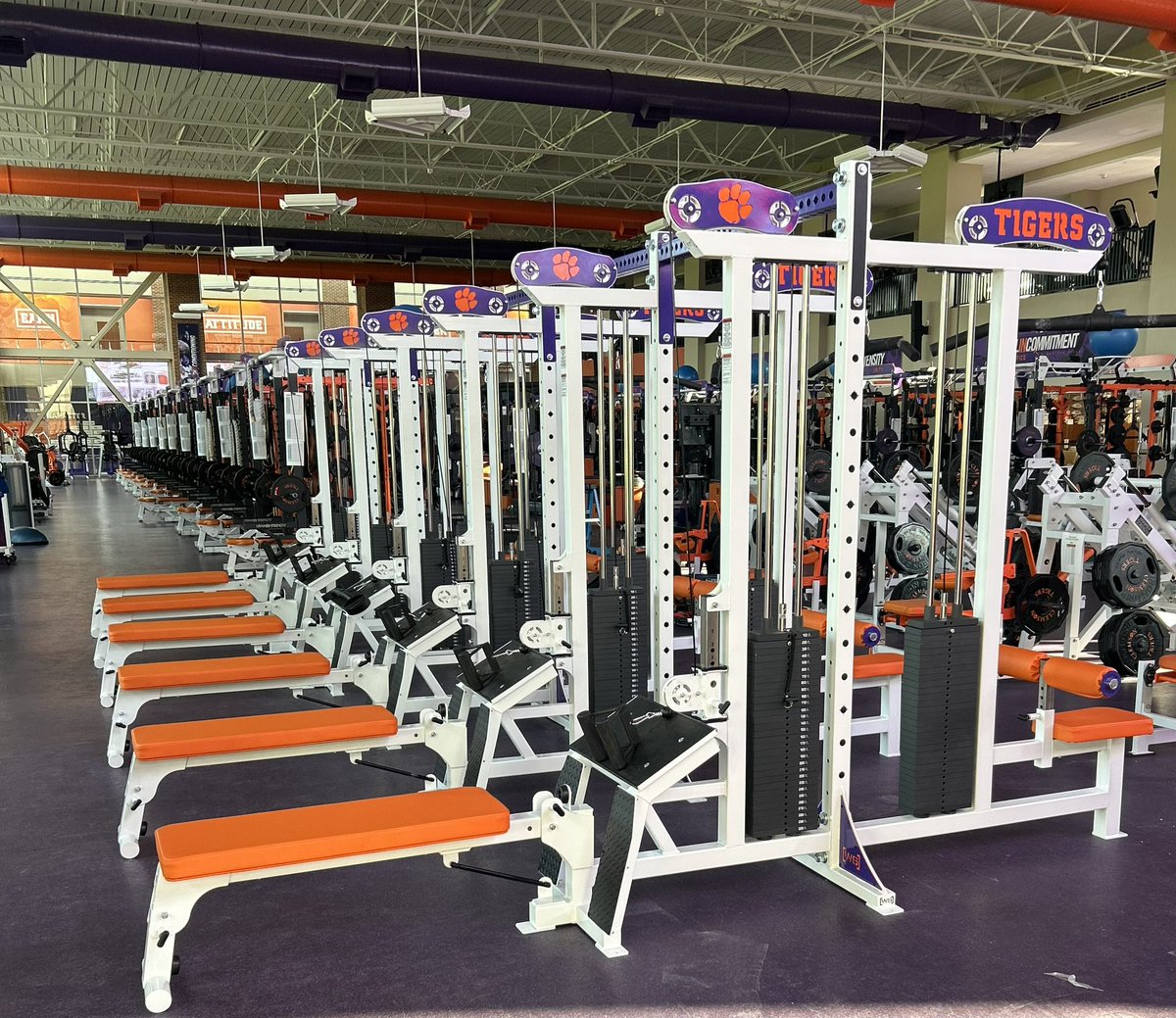 willsstrength's tweet image. Clemson new edition -
One unit, 12 stations (6 pulldowns, 6 seated rows with fold up benches) interconnected with 12-250 lb stacks and custom laser engraved logos coming in at a stealth 9000 lbs. BACKZILLA! Thank you COACH JOEY BATSON!
@DrCOACHStrong
@hdabernethy
@CoachBatson