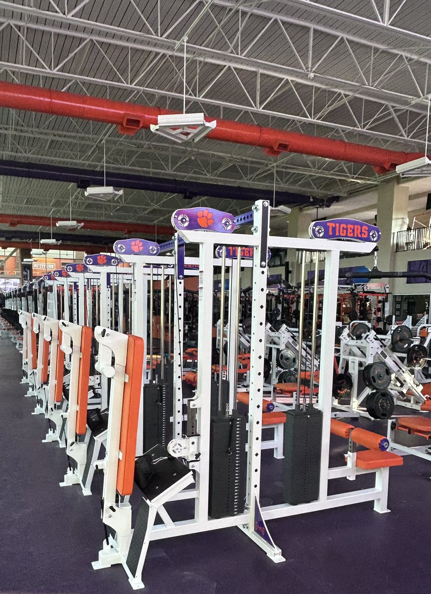 willsstrength's tweet image. Clemson new edition -
One unit, 12 stations (6 pulldowns, 6 seated rows with fold up benches) interconnected with 12-250 lb stacks and custom laser engraved logos coming in at a stealth 9000 lbs. BACKZILLA! Thank you COACH JOEY BATSON!
@DrCOACHStrong
@hdabernethy
@CoachBatson
