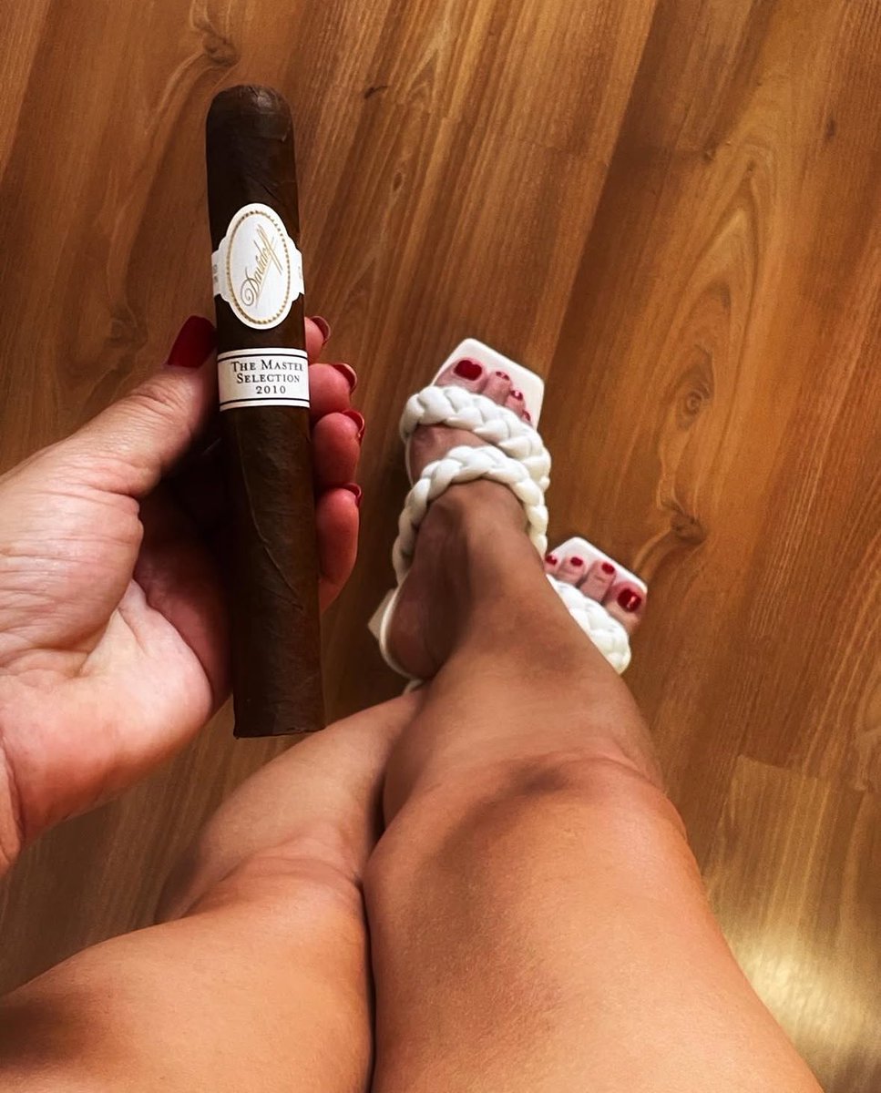 this amazing cigar.
The Master Selection 2010
Wrapper: Dominican.
Binder: Mexican Negro San Andrés.
Filler: Dominican and Nicaragua.

#Cigar #CIGARS #CoffeeTime #CoffeeLovers #evening #cigarlo #luxurylifestyle #LuxuryLiving #Premium