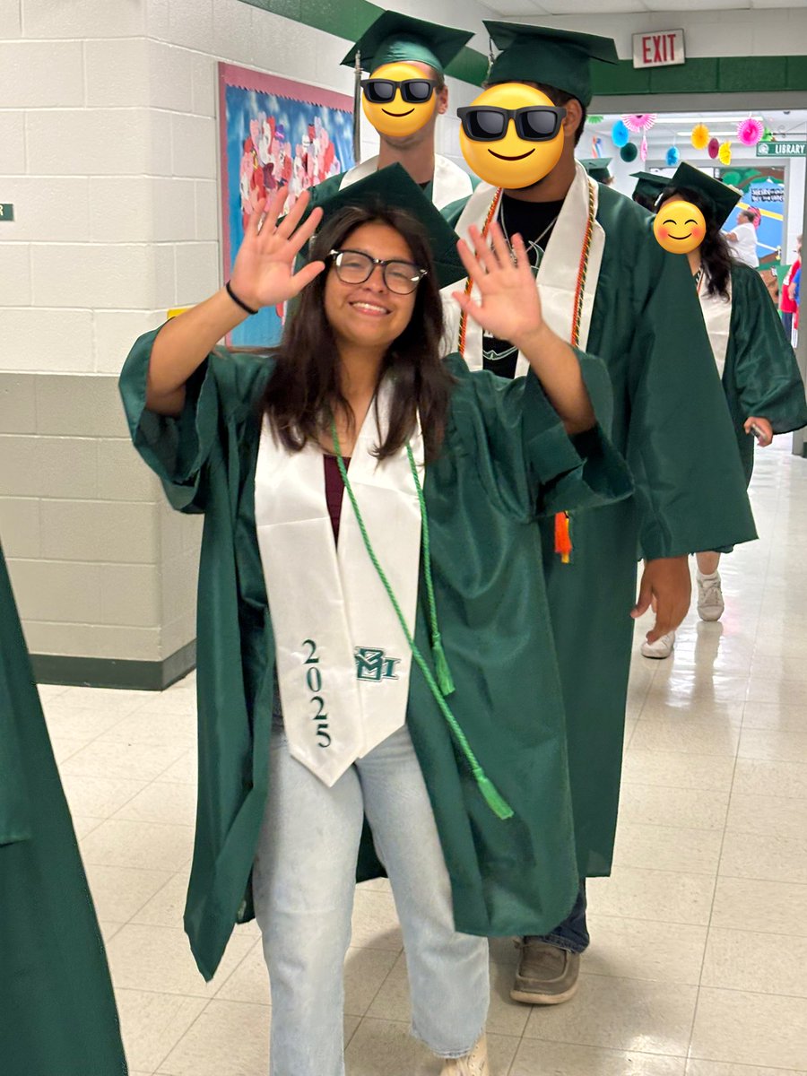 GiannaRicarte's tweet image. Today was the senior walk! Saturday we walk the stage! 👩🏽‍🎓🎉 #nextchapterloading