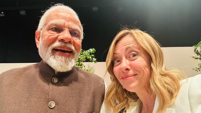 Kamini_Priyaa's tweet photo. @INCKerala 😹😹 + This is what he was doing during diplomatic relationship with other countries..ek number ka lavadae nikala https://t.co/y6nMVS6Kyj