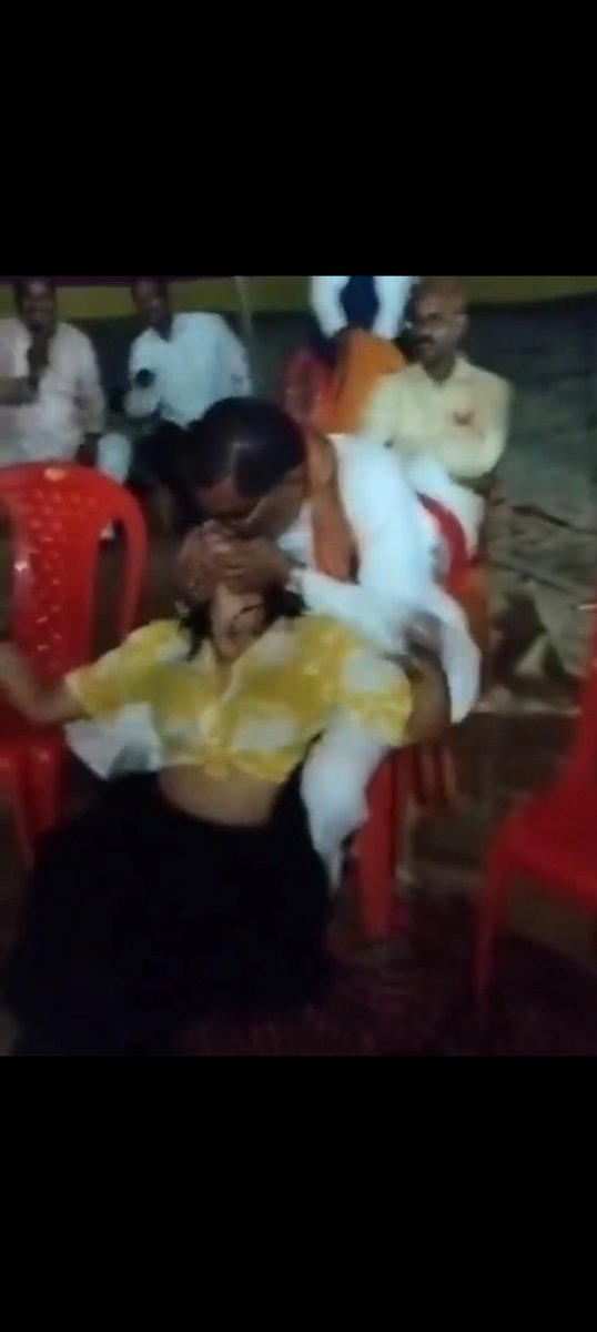 हम जांच के लिए एप्पलीकेशन डालूंगा , कप्तान खियाँ जाऊंगा 

भयंकर साजिश रची जा रही है हमारे खिलाफ ...

मजे की बात ये है कि कौनो रिपोर्टर पूछता है आप इस साजिश के खिलाफ क्या कहेंगे ?

पहला जूता पत्रकार को मारिये , वरना इसके तरबूज जैसी गर्दन को पकड़कर पीठ पर दो मुक्के मारता