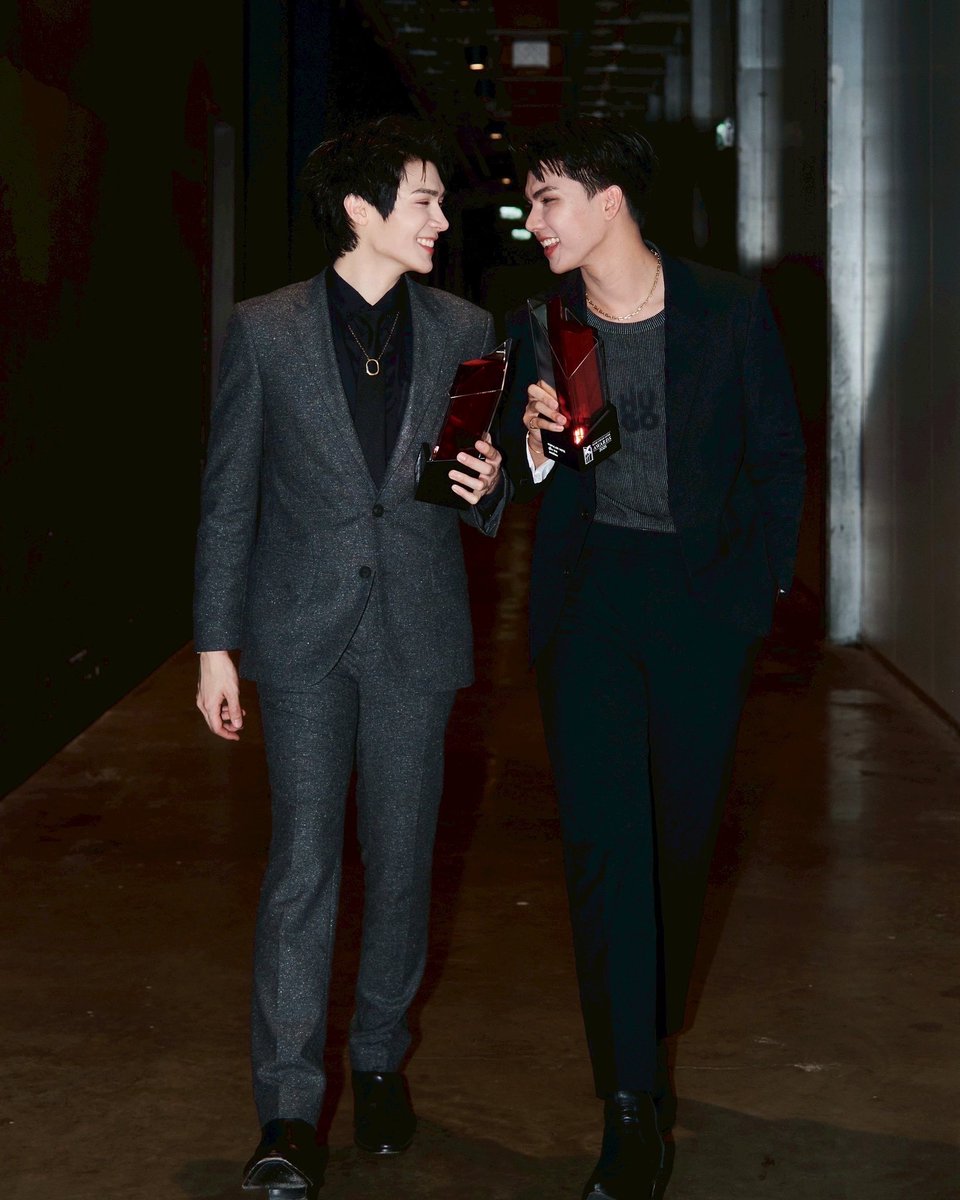 peatwasu's tweet photo. รางวัลแรกในฐานะนักแสดงของผม ขอบคุณทุกคนมากจริงๆครับ ทั้งกัปตันพีทและเบบี้ฟีททุกคน กว่าจะได้ถ้วยรางวัลนี้มา ผมเห็นทุกคนพยายามกันอย่างเต็มที่ เพื่อให้ผมและฟอร์ดได้รางวัลในครั้งนี้ เพราะงั้นนี่ไม่ใช่แค่ของขวัญสำหรับพวกเราสองคน แต่คือของเราทุกคนครับ ดีใจจัง ฮืออ รักทุกคนมากๆเลยครับ จุ้บเหมารายปีไม่จำกัด ❤️💋

สัญญาว่าจะพัฒนาตัวเอง และเป็นพี่ธร พี่พีท น้องพีท คนน่ารักของทุกคนต่อไปครับ

FORTPEAT WIN AWARDS
#รางวัลคมชัดลึกของฟอร์ดพีท