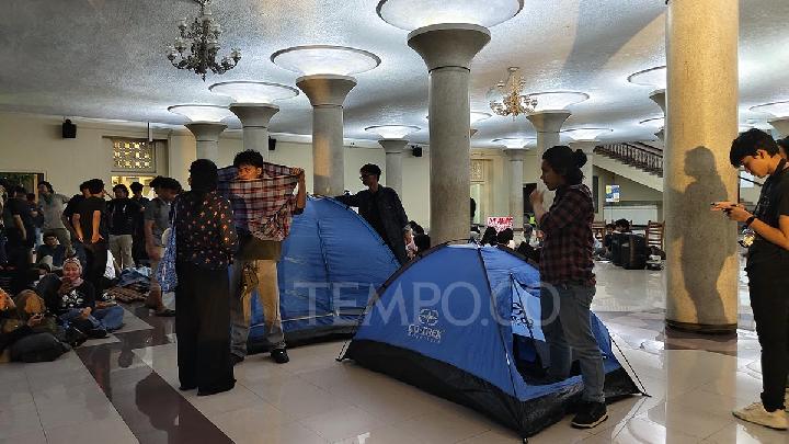 Mahasiswa yang tergabung dalam Aliansi Mahasiswa UGM itu akan berkemah di depan gedung rektorat pada Rabu sore, 14 Mei 2025. Perwakilan Aliansi Mahasiswa UGM, Halimah, mengatakan aliansi yang beranggotakan mahasiswa dari berbagai fakultas menuntut rektorat untuk berpihak kepada